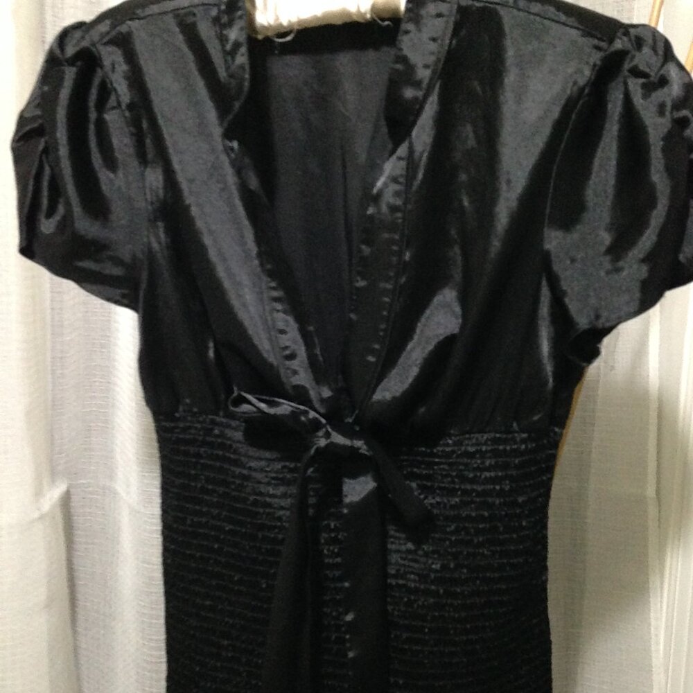 Gorgeous and stretchy silky smocked style tie front ruched shoulder sleeves, L
